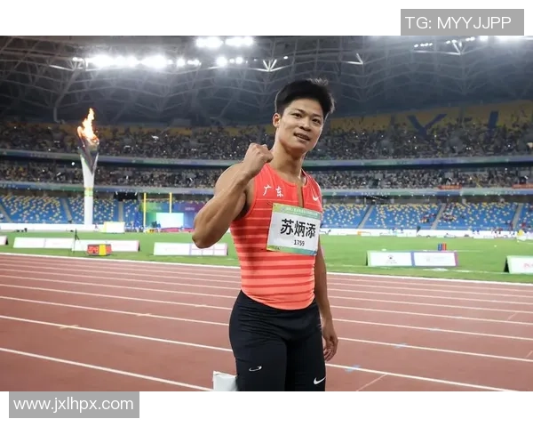 苏炳添与国际足球巨星合影留念，展现跨界合作与友谊的精彩瞬间